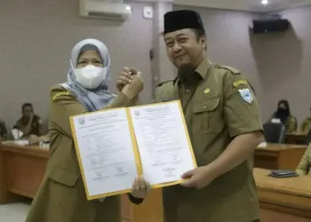 Sertijab Kabag Protokol dan Komunikasi Pimpinan (Prokopim) Setda Pandeglang, dari Melly (kiri) ke Kabag baru Nandar (kanan), di opproom Setda setempat, Senin (29/8/2022). (ISTIMEWA)