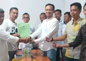 DAFTAR–Ketua SC dan OC Mukab Kadin Pandeglang (sebelah kiri), menerima persyaratan pendaftaran Balon Ketua Kadin Pandeglang, di Sekretariat Kadin setempat, Selasa (2/8/2022). (NIPAL SUTIANA/SATELITNEWS.ID)