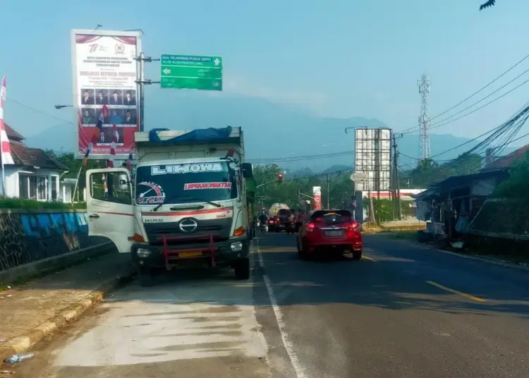 Mobil truk fuso, terparkir sembarangan di lampu merah terminal Kadubanen, Kamis (11/8/2022). (ISTIMEWA)