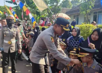 Usai meresmikan KTL, Kapolres Pandeglang menyalami polisi cilik, yang ikut serta memeriahkan peresmian KTL tersebut, Jumat (19/8/2022). (ISTIMEWA)