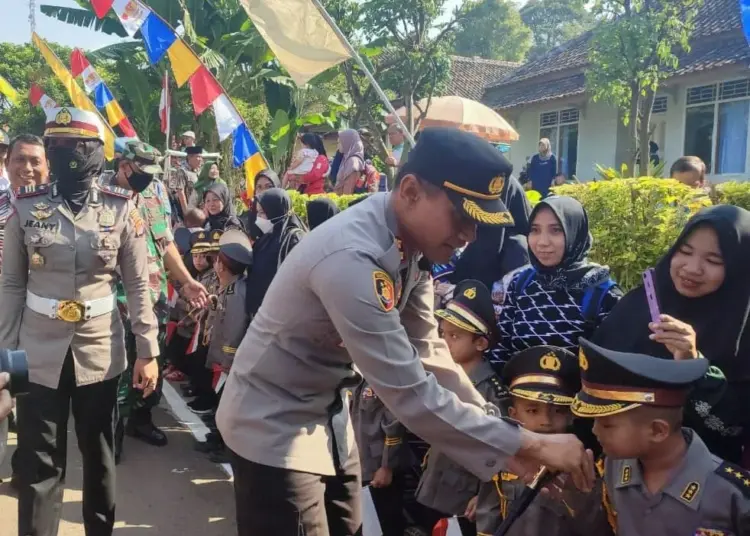 Usai meresmikan KTL, Kapolres Pandeglang menyalami polisi cilik, yang ikut serta memeriahkan peresmian KTL tersebut, Jumat (19/8/2022). (ISTIMEWA)