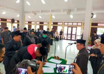 Disaksikan Pj Sekda Pandeglang, perwakilan pejabat yang dilantik menadatangani berita acara pelantikan, di Pendopo Bupati Pandeglang, Jumat (26/8/2022). (ISTIMEWA)