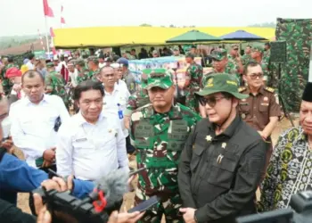 PANEN JAGUNG–Wakil Menteri Pertanian (Wamentan), Harvick Hasnul Qolbi, di wawancara wartawan usai panen raya jagung di areal pertanian Kelurahan Curug Manis, Kecamatan Curug, Kota Serang, Rabu (3/8/2022). (ISTIMEWA)