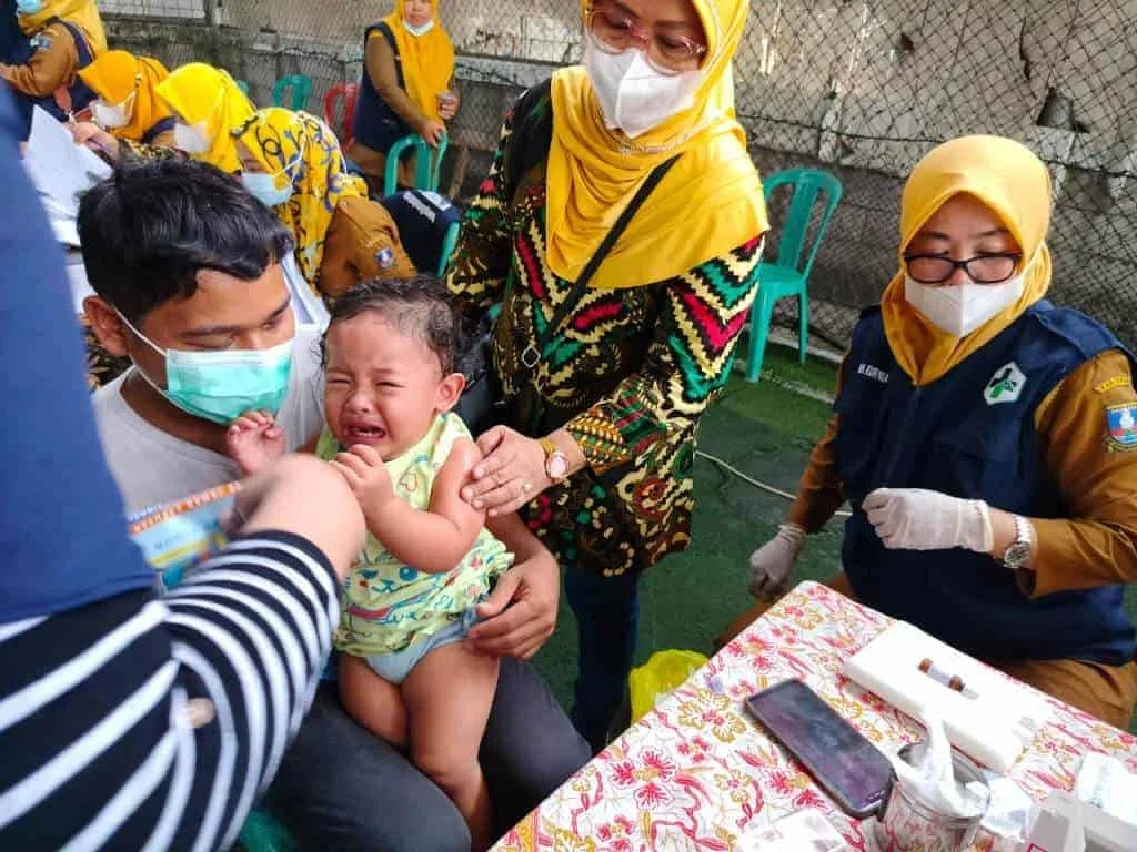 IMUNISASI–Seorang balita sedang melakukan imunisasi, belum lama ini, saat pencanangan Bulan Imunisasi Anak Nasional (BIAN). (DOKUMEN/SATELIT NEWS)