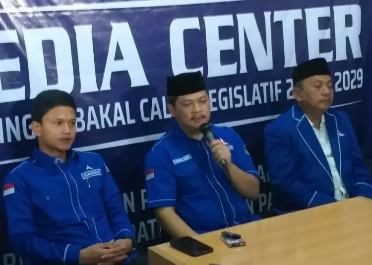 LAUNCHING PEMBUKAAN BACALEG–Ketua DPC Partai Demokrat Pandeglang (tengah), didampingi Sekretaris (kiri) dan Bendahara (kanan), di acara launching penjaringan Bacaleg 2024 – 2029, di Sekretariatnya, Senin (1/8/2022). (NIPAL SUTIANA/SATELITNEWS.ID)