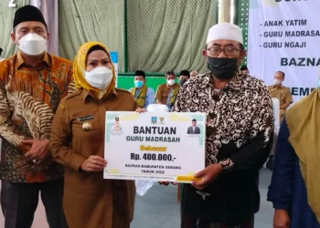 Bupati Serang Ratu Tatu Chasanah, berikan bantuan untuk guru ngaji, Selasa (2/8/2021). (ISTIMEWA)