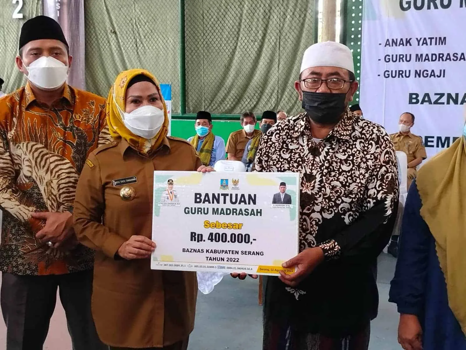 Bupati Serang Ratu Tatu Chasanah, berikan bantuan untuk guru ngaji, Selasa (2/8/2021). (ISTIMEWA)