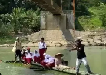 Lawan Rasa Takut, Siswa SD di Lebak Ini Terpaksa Naik Rakit Bambu Demi Bisa Sekolah