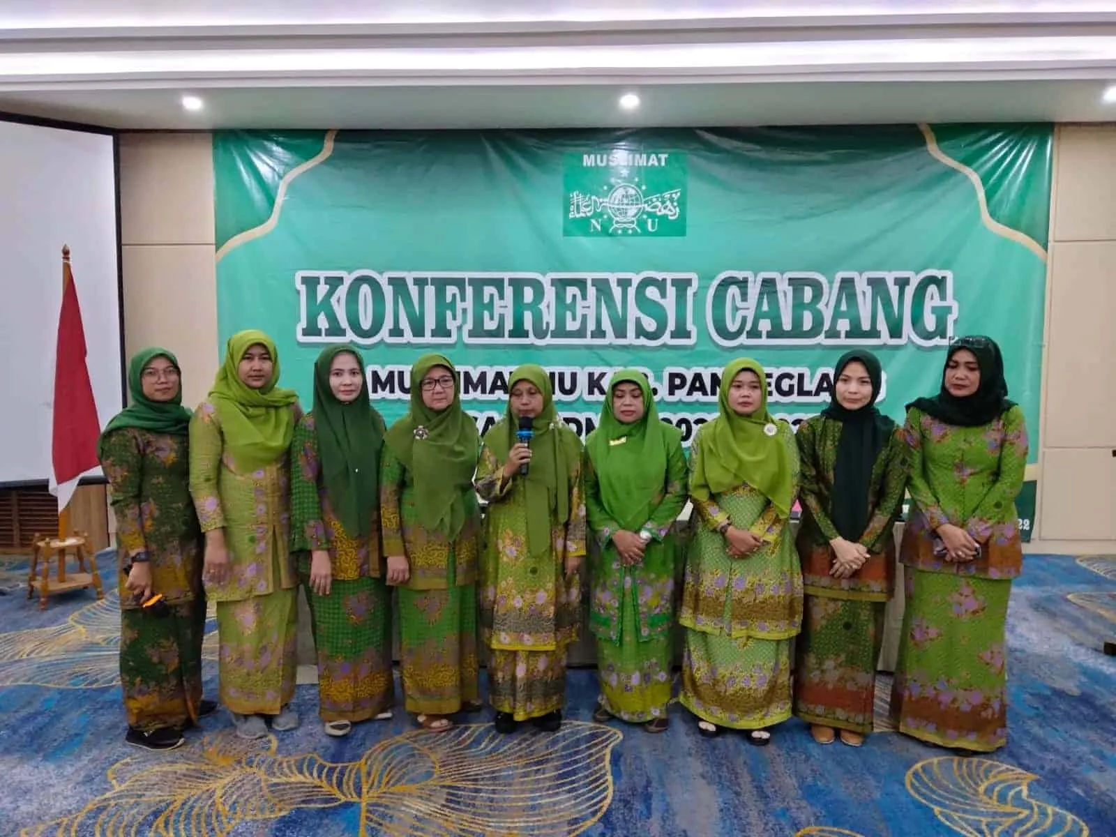 Para pengurus Muslimat NU Kabupaten Pandeglang sedang foto bersama usai acara Konferensi Cabang disalah satu hotel di Carita, Rabu (3/8/2022). (ISTIMEWA)