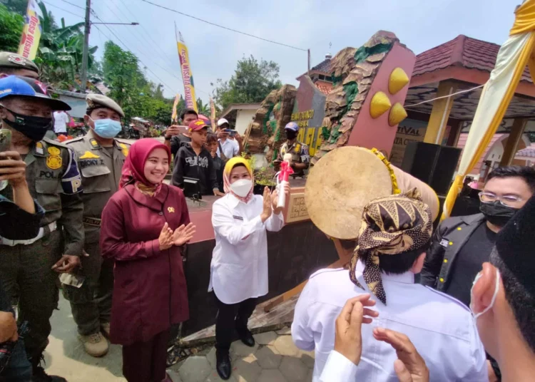 Bupati Serang Ratu Tatu Chasanah, membuka Festival Desa Wisata Cikolelet (FDWC). (ISTIMEWA)