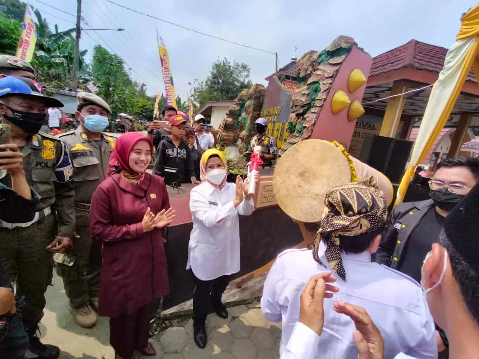 Bupati Serang Ratu Tatu Chasanah, membuka Festival Desa Wisata Cikolelet (FDWC). (ISTIMEWA)