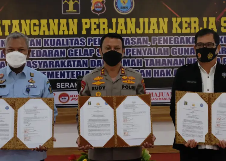 TUNJUKKAN DOKUMEN - (dari kiri) Kakanwil KemenkumHAM Banten Tejo Harwanto, Kapolda Banten Irjen Pol Rudy Heryanto dan Kepala Badan Narkotika Nasional (BNN) Banten Brigjend Pol Hendry Marpaung, menunjukkan dokumen MoU Pemberantasan Narkotika, Rabu (3/8/2022). (HERMAN SAPUTRA/ SATELITNEWS.ID)