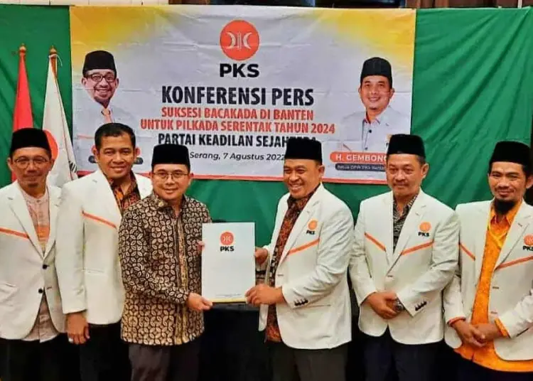 Ketua DPW PKS Banten, Gembong R Sumedi (pakai batik), menerima dokumen mandat rekomendasi untuk Calon Gubernur Banten, dari Ketua MPW DPW PKS Banten, Sanuji Pentamarta, Minggu (7/8/2022). (ISTIMEWA)