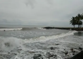 Gelombang laut berpotensi tinggi di perairan Cinangka, Anyer, Kabupaten Serang, Senin (8/8/2022). (HERMAN SAPUTRA/SATELITNEWS.ID)