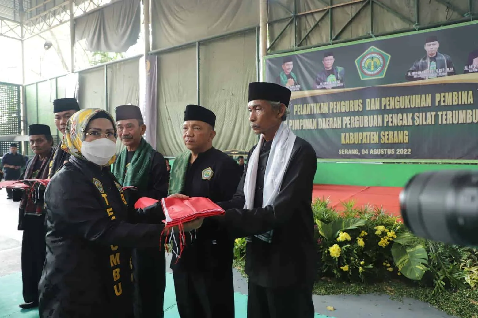 Secara simbolis, Bupati Serang Ratu Tatu Chasanah, menyerahkan bendera kepada salah satu perguruan silat di Kabupaten Serang belum lama ini. (ISTIMEWA)