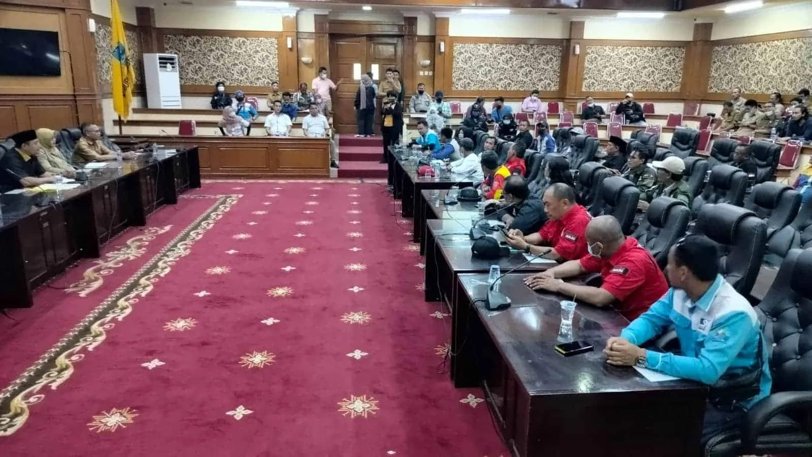 Sejumlah buruh datangi gedung DPRD Kabupaten Serang, menuntut pencabutan Undang - undang Omnibuslaw, Selasa (9/8/2022). (ISTIMEWA)