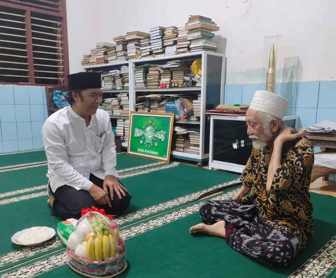 Pj Gubernur Banten, Al Muktabar, berbincang dengan Abuya KH. Muhtadi di kediamannya, Rabu (10/8/2022). (ISTIMEWA)