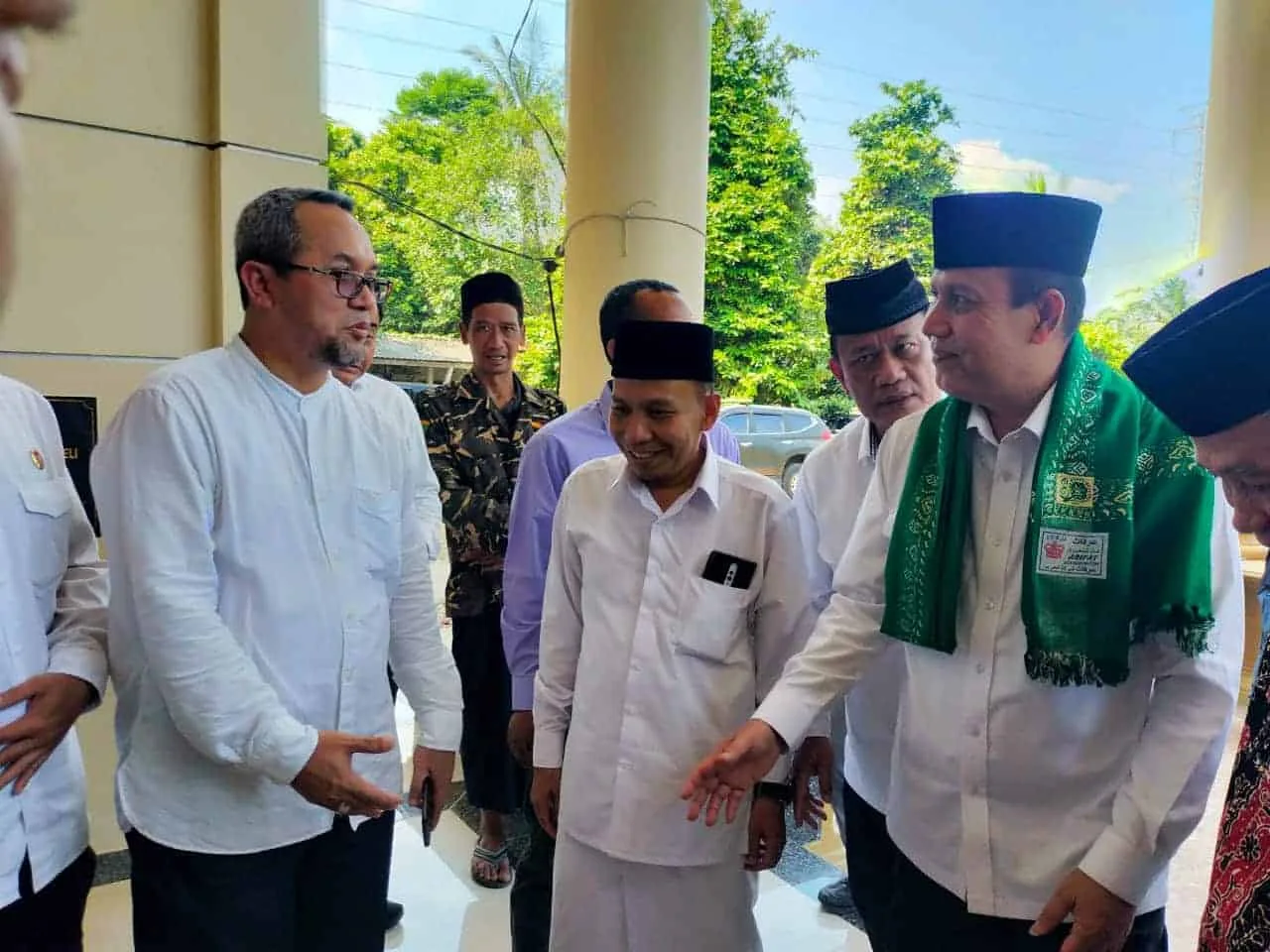 Kepala BNPT, Komjen Pol. Dr. Boy Rafli Amar, sedang berbincang dengan pengurus Kampus UNMA Banten, Kamis (11/8/2022). (ISTIMEWA)