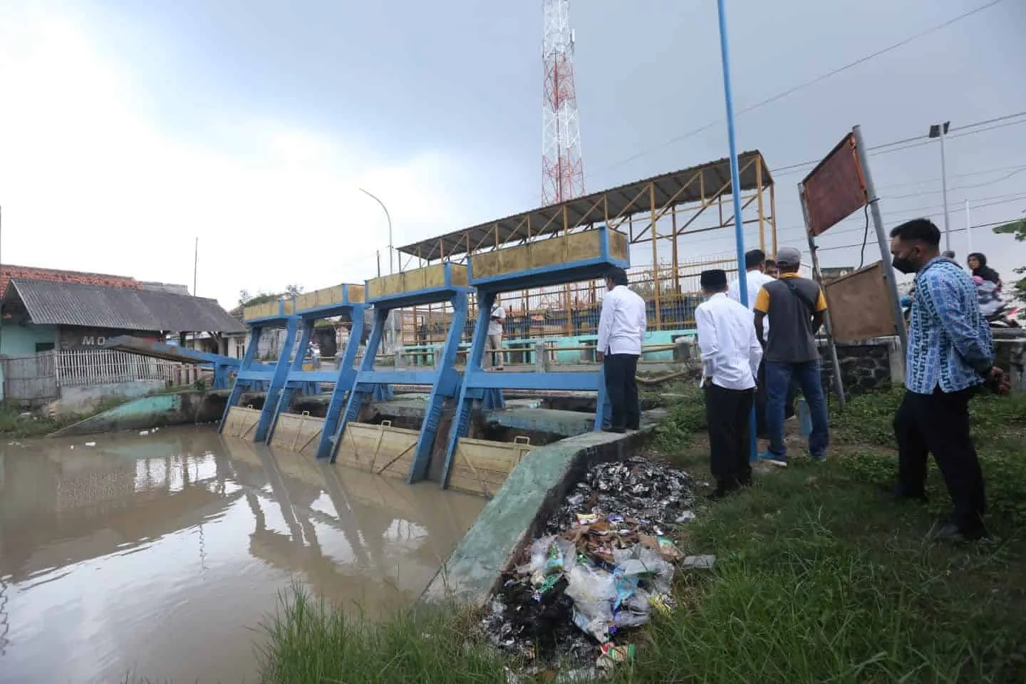 PJ Gubernur Banten, Al Muktabar, meninjau Jembatan Sibaya dan Jembatan Jenggot. (ISTIMEWA)