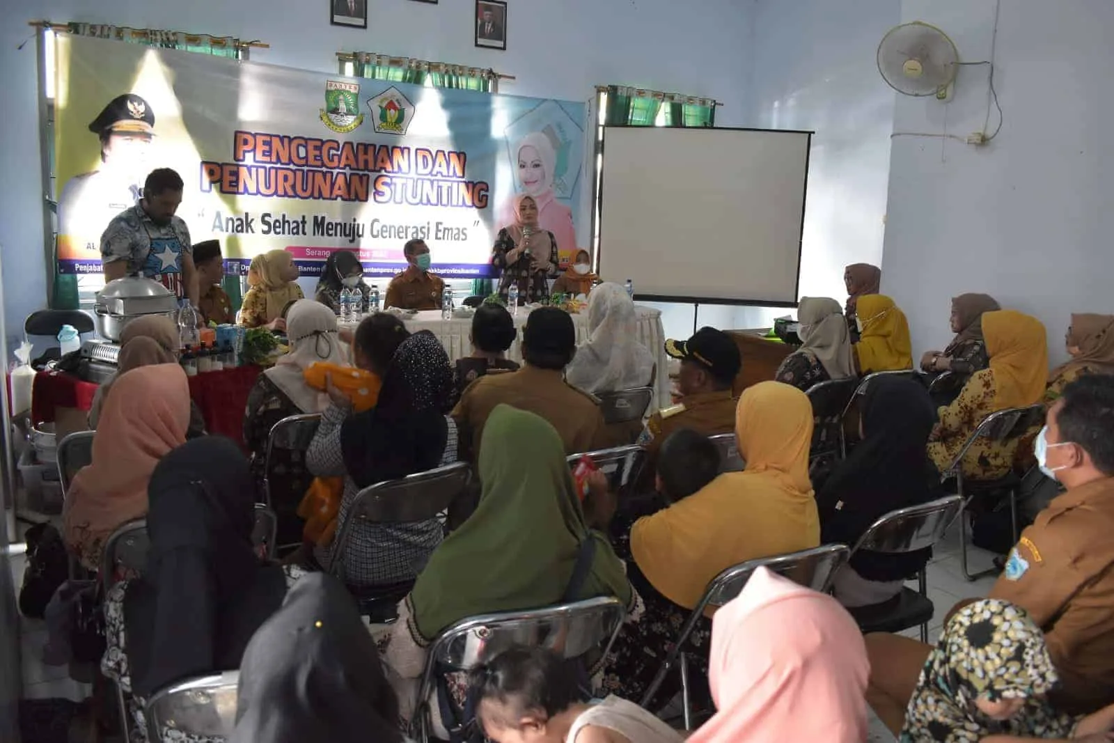 Ketua BKOW Provinsi Banten, Adde Rosi Khairunnisa, sedang sambutan, di Aula Kecamatan Koroncong, Kabupaten Pandeglang, Selasa (16/8/2022). (ISTIMEWA)