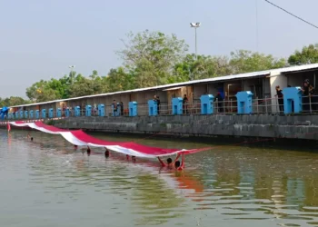 Warg Banten kibarkan bendera Merah Putih 50 meter, di kanal Surosowan, Rabu (17/8/2022). (LUTHFI/SATELITNEWS.ID)