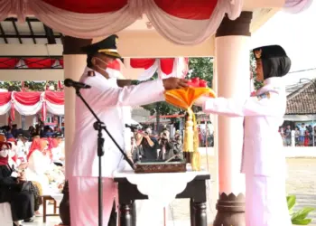 Wabup Serang Pandji Tirtayasa, menerima bendera Merah Putih, Rabu (17/8/2022). (ISTIMEWA)