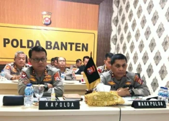 ZOOM MEETING - Kapolda Banten Irjen Pol Rudy Heryanto, didampingi Wakapolda Banten Brigjend Pol Ery Nursatary, sedang zoom meeting Anev situasi Kamtibmas pimpinan, di ruang Vicon, Kamis (18/8/2022) malam. (HERMAN SAPUTRA/SATELITNEWS.ID