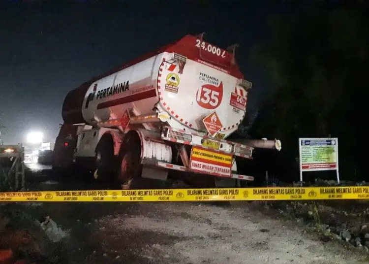 Sopir Lompat, Truk Pertamina Melaju Sendirian Tabrak Mobil dan Pembatas Jembatan