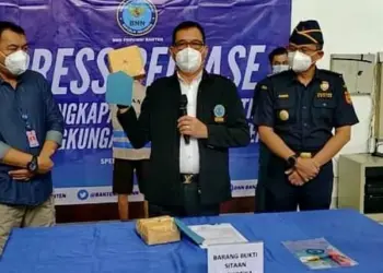 Kepala BNN Provinsi Banten, Brigjend Pol Hendry Marpaung, menunjukkan barang bukti sabu, di kantornya, Jumat (19/8/2022). (ISTIMEWA)