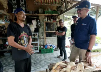 PJ Sekda Banten M. Tranggono, sedang berbincang dengan masyarakat. (ISTIMEWA)