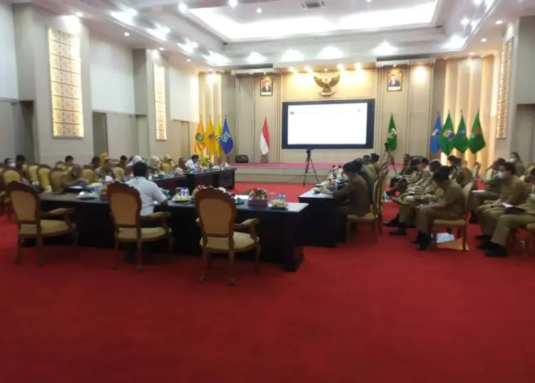 PJ Gubernur Banten Al Muktabar, memimpin Rapat Pimpinan eselon II di lingkungan Pemprov Banten, Senin (22/8/2022). (ISTIMEWA)