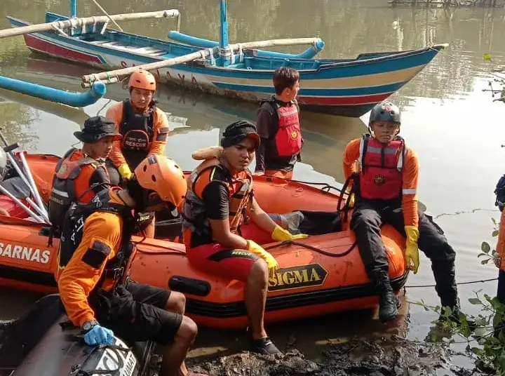 EVAKUASI: Tim sar DKI Jakarta BPBD setelah mengevakuasi mayat Supriadi yang tenggelam di Pantai Muara, Desa Muaraz Kecamatan Kosambi, Selasa (23/8). ISTIMEWA