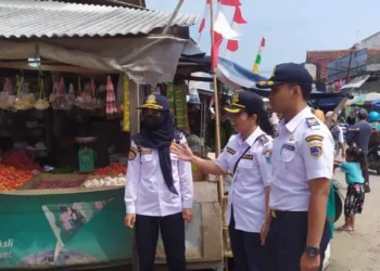 Kabid Angkutan Darat Dishub Pandeglang, Berlyn Henny, bersama jajarannya sedang memantau sekitar terminal Panimbang, Kabupaten Pandeglang, Selasa (23/8/2022). (ISTIMEWA)