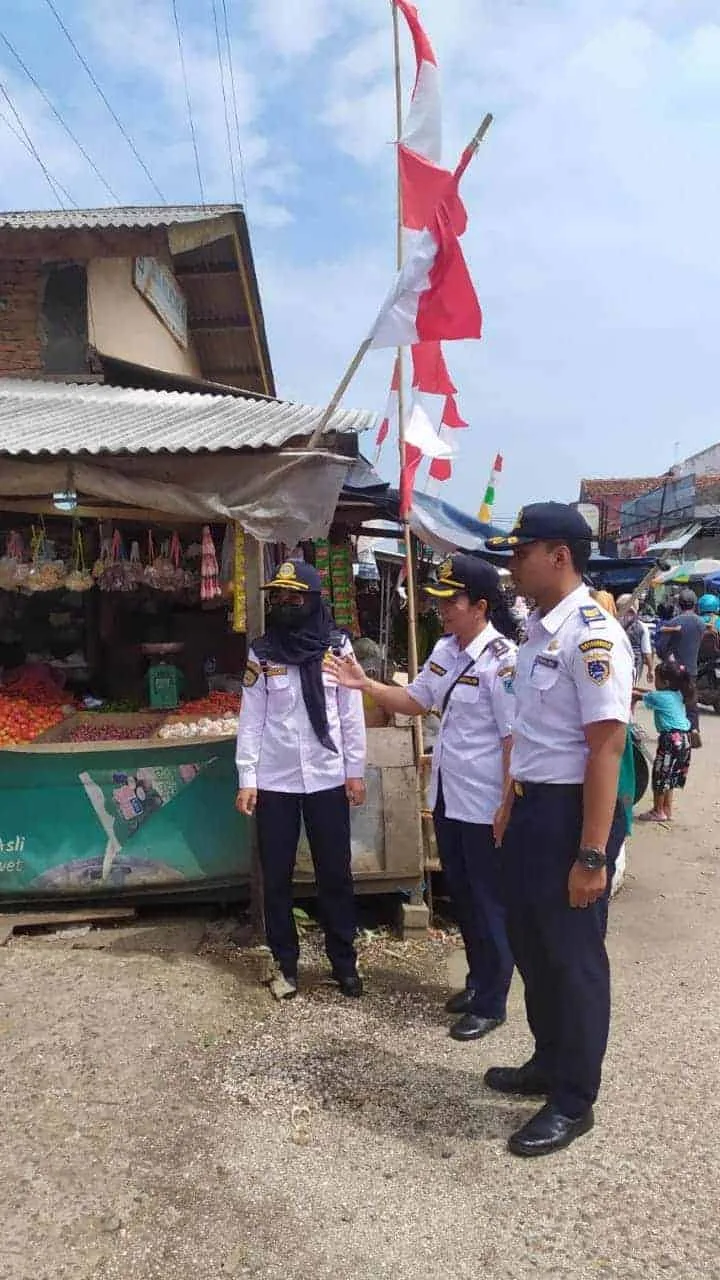 Kabid Angkutan Darat Dishub Pandeglang, Berlyn Henny, bersama jajarannya sedang memantau sekitar terminal Panimbang, Kabupaten Pandeglang, Selasa (23/8/2022). (ISTIMEWA)