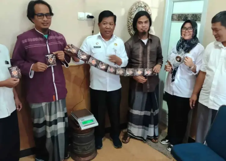 Petugas Diskoumperindag Kabupaten Serang uji barang, kopi Abah. (ISTIMEWA)