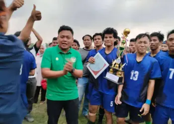 Anggota DPR RI Fraksi PPP, Iip Miftahul Khoir, berfoto bersama dengan para pemain bola. (ISTIMEWA)