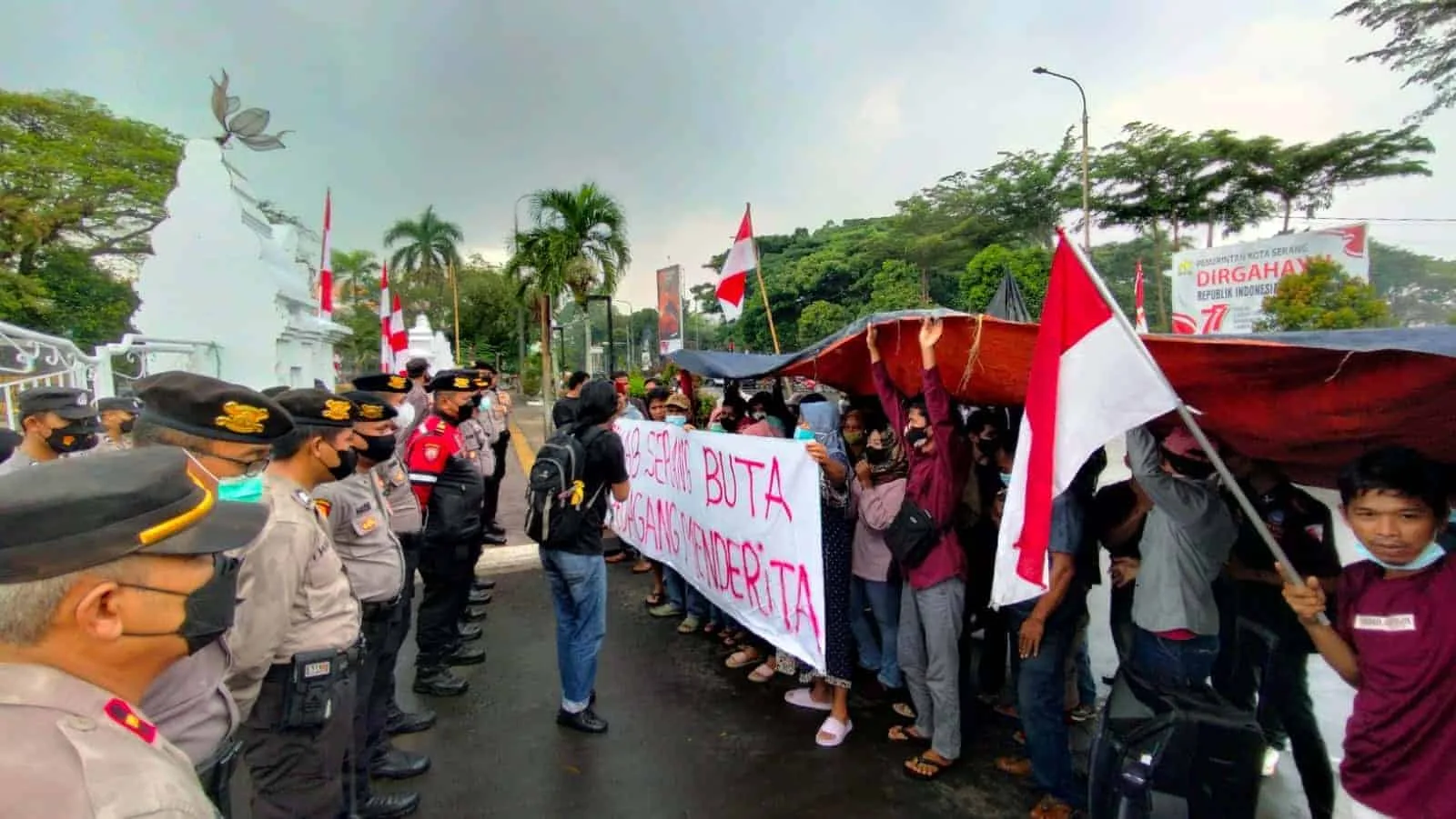 Para pedagang Pasar Cimol Cikande, Kabupaten Serang, berunjukrasa di Pemkab setempat, Senin (29/8/2022). (SIDIK/SATELITNEWS.ID)