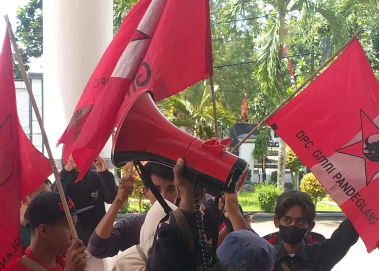 Sejumlah masa berunjukrasa di halaman DPRD Pandeglang, Senin (15/8/2022). (ISTIMEWA)