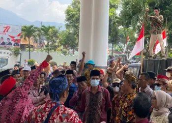 Massa aksi RT RW berunjukrasa di depan gedung DPRD Pandeglang, mendukung program Pemda yaitu menaikkan insentif RT RW dan pembelian sepeda listrik, Rabu (24/8/2022). (NIPAL SUTIANA/SATELITNEWS.ID)