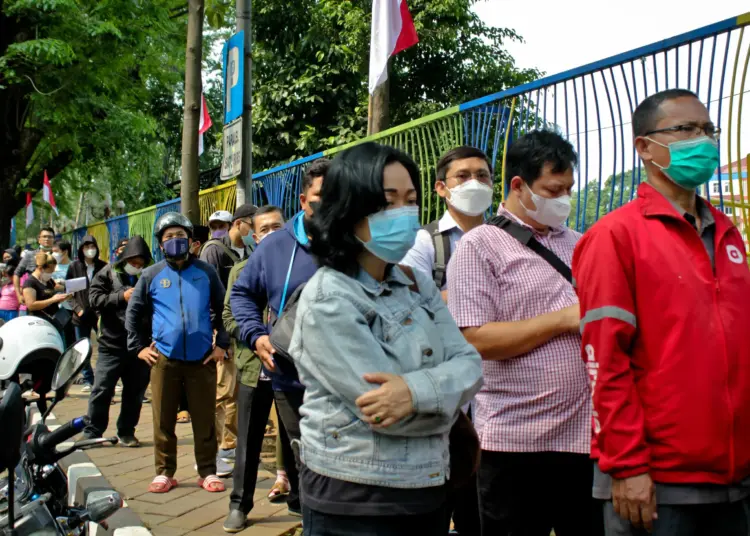 Foto Penukaran Uang Baru di Alun-Alun Kota Tangerang