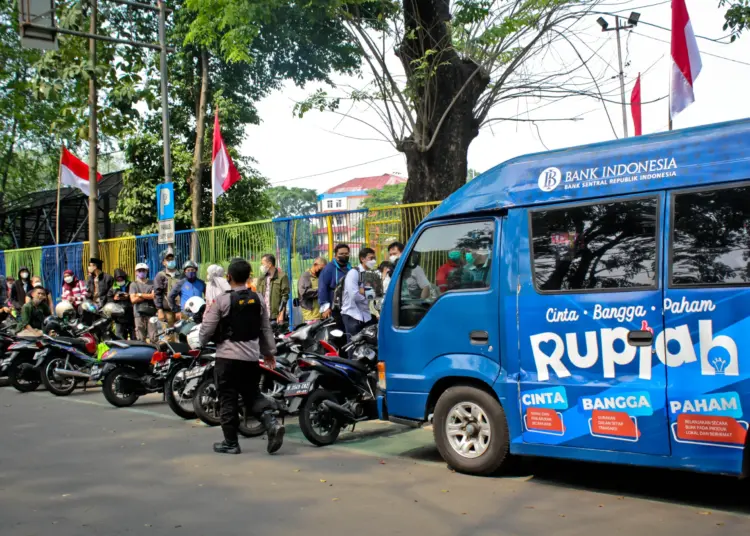 Foto Penukaran Uang Baru di Alun-Alun Kota Tangerang