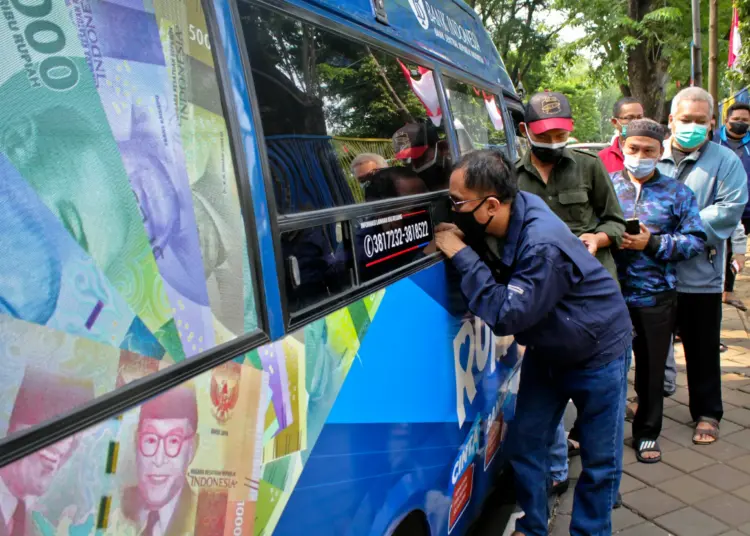 Foto Penukaran Uang Baru di Alun-Alun Kota Tangerang