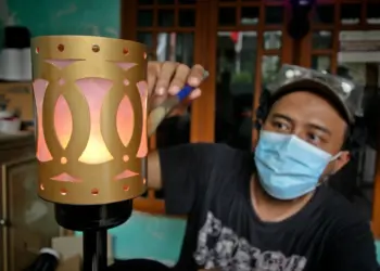 Foto Perajin Lampu Hias Berbahan Dasar Pipa di Tangerang