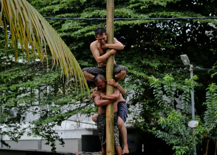 Foto Kemeriahan Lomba Panjat Pinang di Tangerang