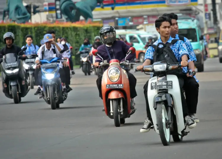 Foto Pelajar di Kabupaten Tangerang Diimbau Tak Bawa Motor ke Sekolah