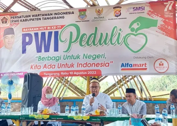 PWI PEDULI: Persatuan Wartawan Indonesia (PWI) Kabupaten Tangerang, kembali menggelar aksi kepedulian dalam rangka memperingati hari kemerdekaan Republik Indonesia ke 77 tahun, dan lebaran yatim yang jatuh pada 10 Muharram 1444 H, di salah satu rumah makan di wilayah Tigaraksa, Rabu (10/8/2022). (ADITYA)