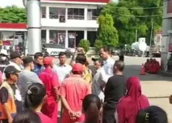 Belasan Orang Demo di Depan SPBU di Neglasari, Ini Sebabnya