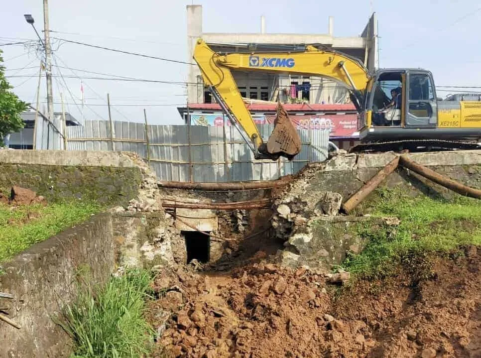 Alat berat sedang melakukan penggalian gorong-gorong, yang bakal diperbaiki, Senin (29/8/2022). (ISTIMEWA)