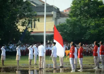 Demi Kibarkan Merah Putih, Anggota Paskibra Larangan “Terjang” Genangan Hingga Seragam Kotor