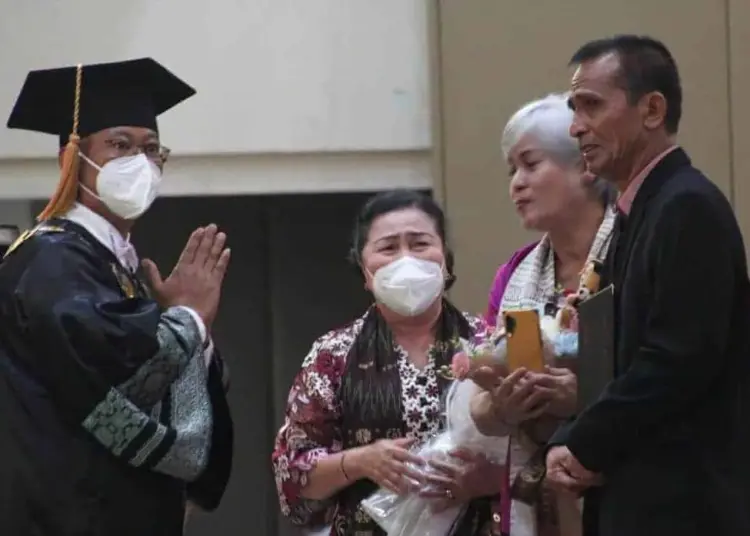 Tangis Untuk Brigadir J di Wisuda UT